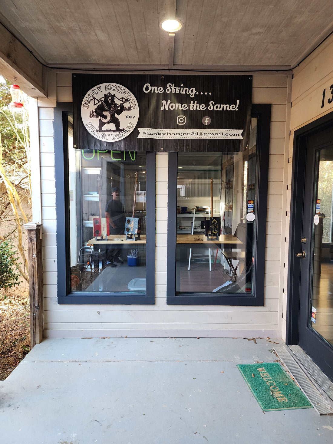 Smoky Mountain Bullet Banjos Hits the Gatlinburg Arts and Crafts District!-